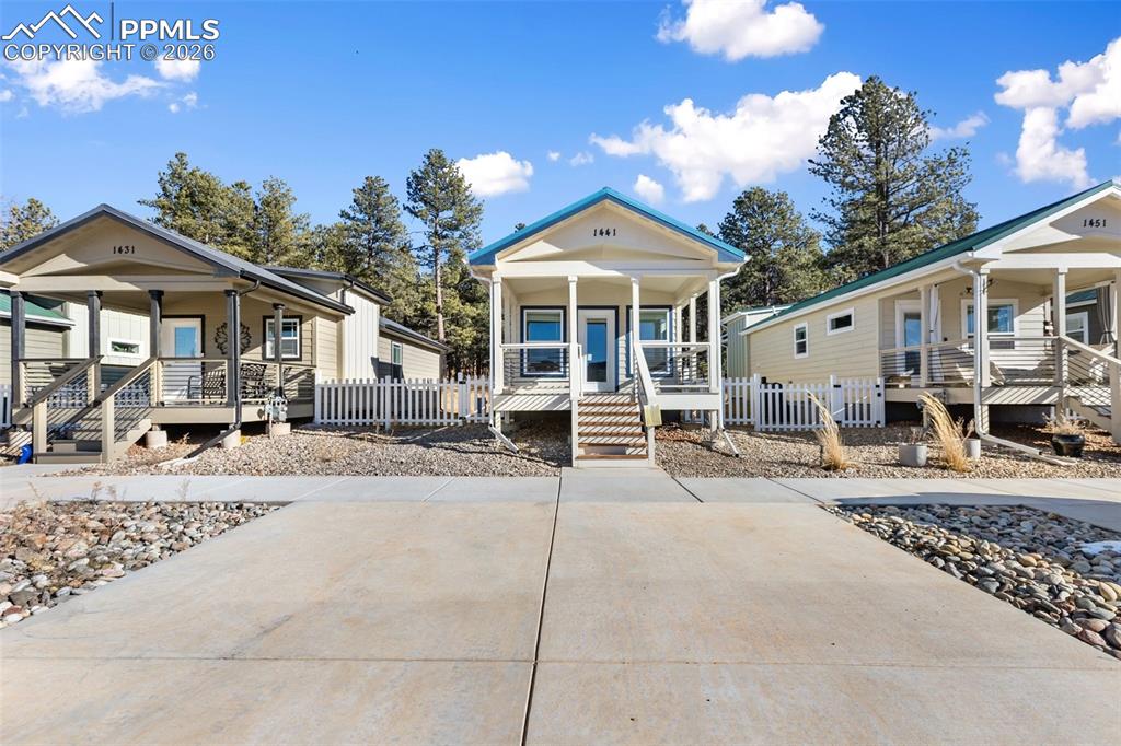 Image 19 of 19: Front of house and parking.