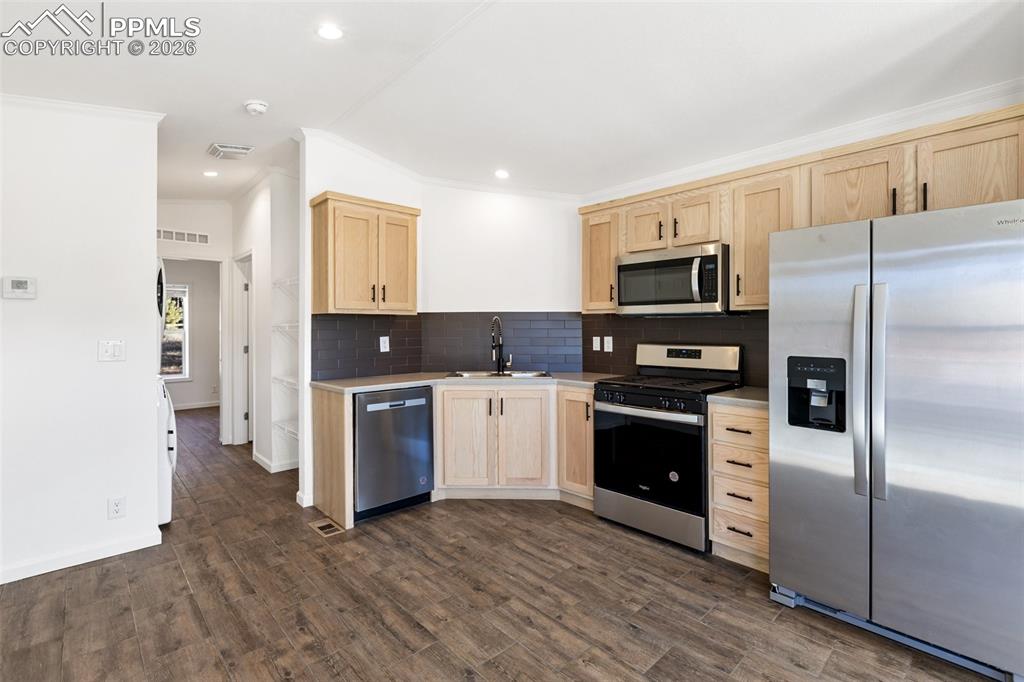 Image 8 of 19: Kitchen.