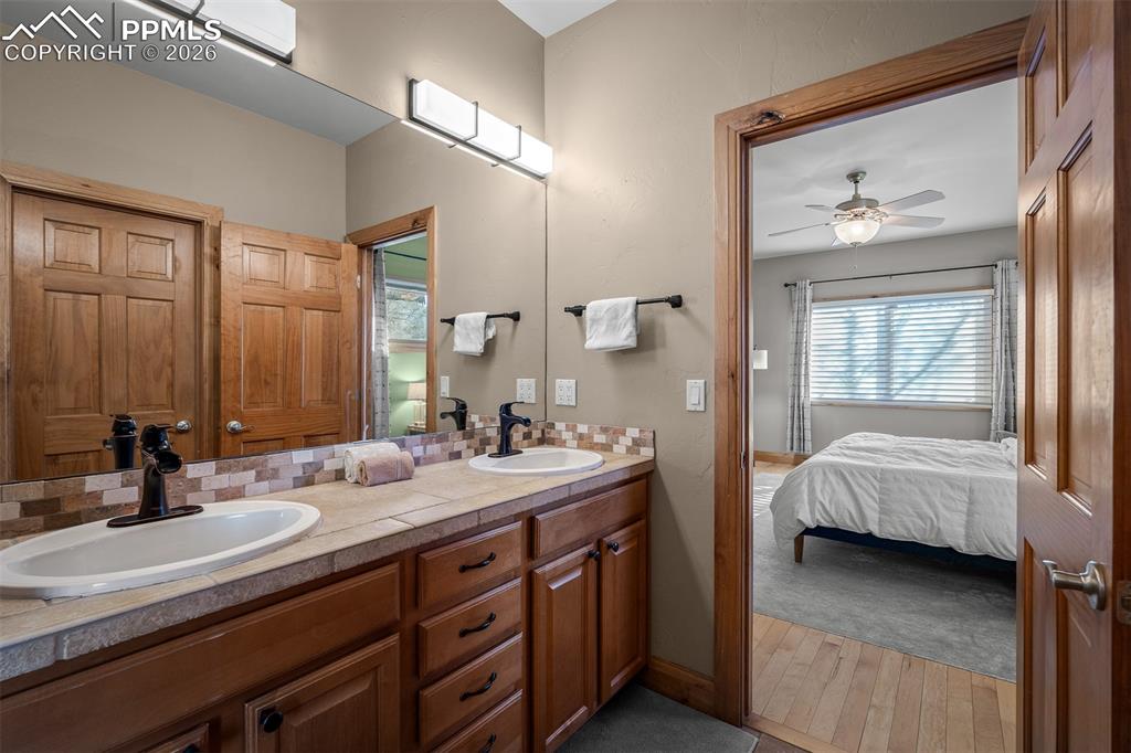 Image 20 of 43: Bathroom