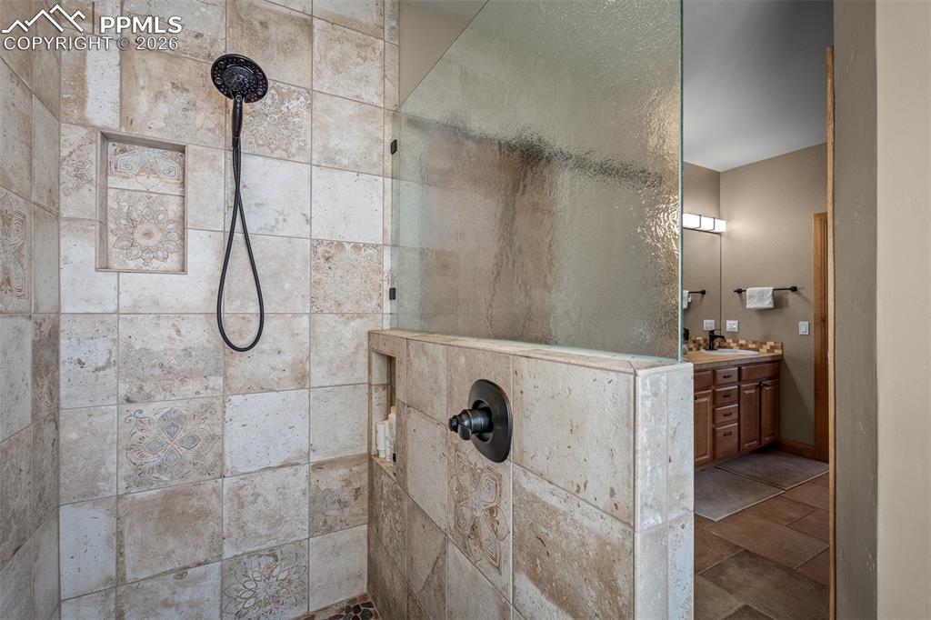 Image 22 of 43: Bathroom