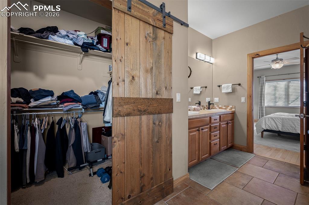 Image 23 of 43: Bathroom