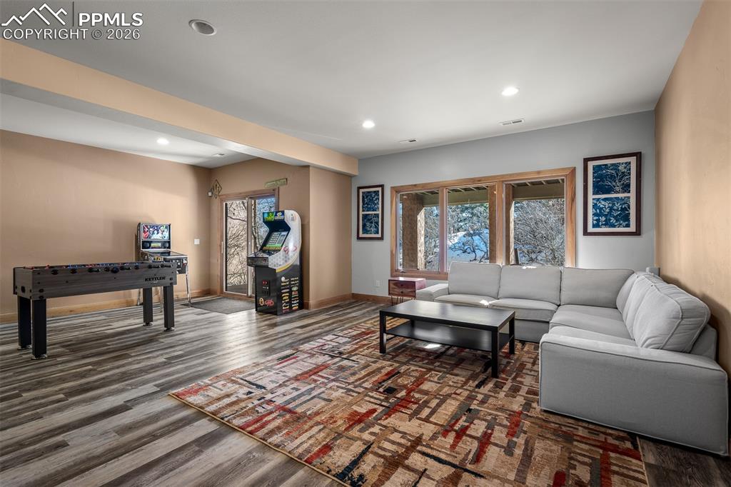 Image 27 of 43: Living Room