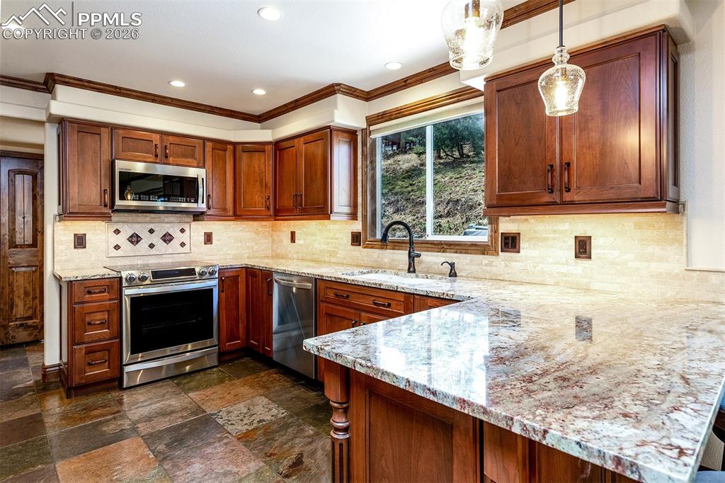 Image 14 of 49: Kitchen