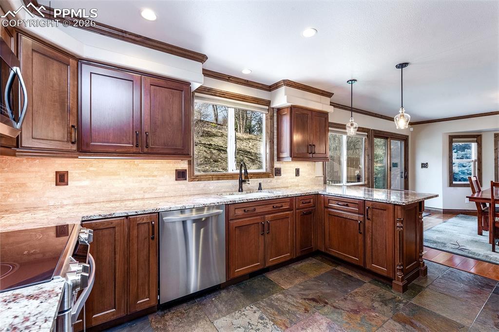 Image 15 of 49: Kitchen