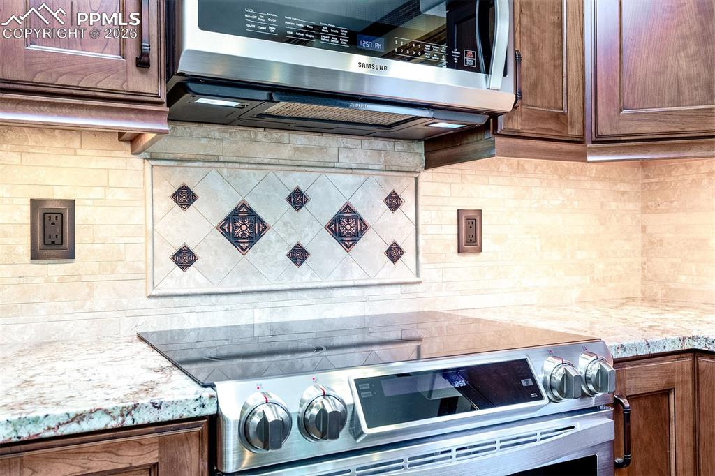 Image 16 of 49: Kitchen