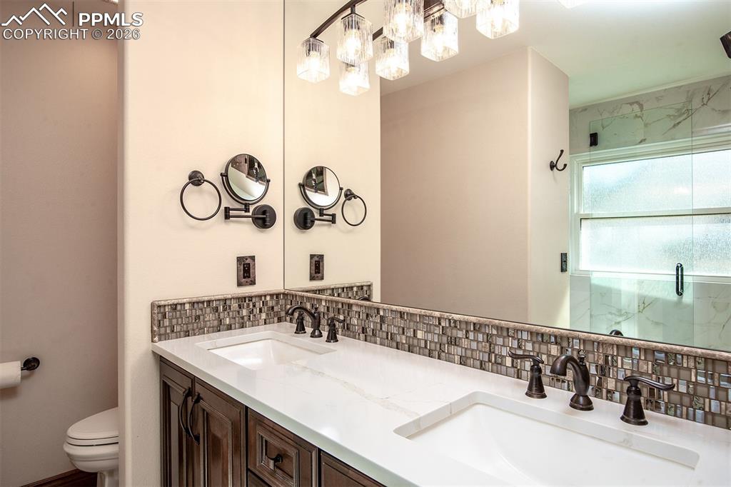 Image 29 of 49: Bathroom