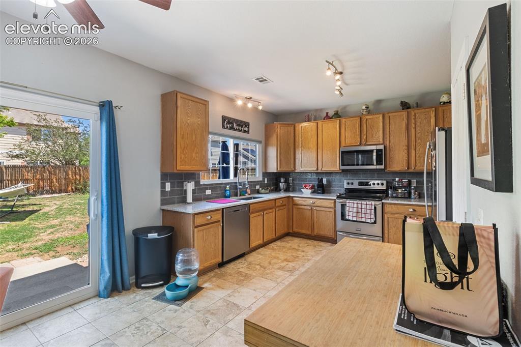 Image 9 of 39: Kitchen