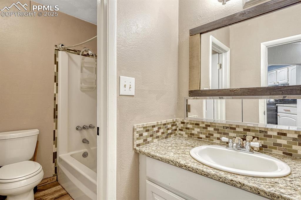 Image 23 of 48: Full bath on main