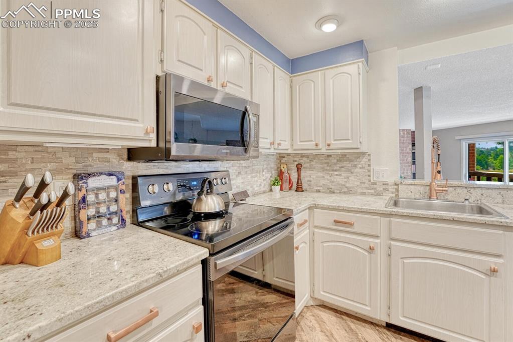 Image 9 of 48: Kitchen