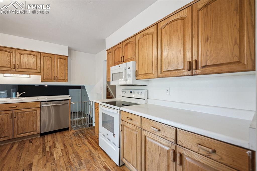 Image 11 of 31: Kitchen