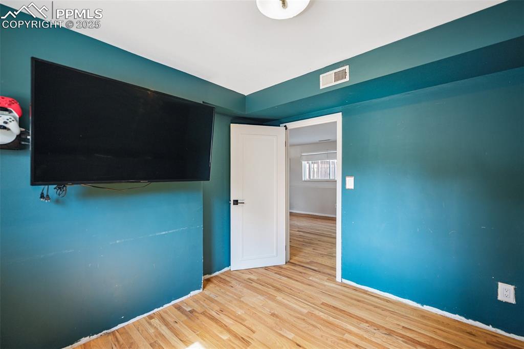 Image 16 of 31: Bedroom
