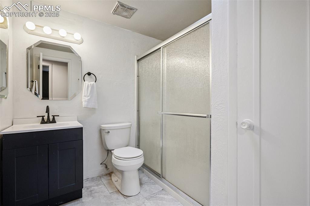 Image 26 of 31: Bathroom
