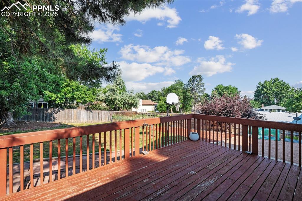 Image 28 of 31: Deck