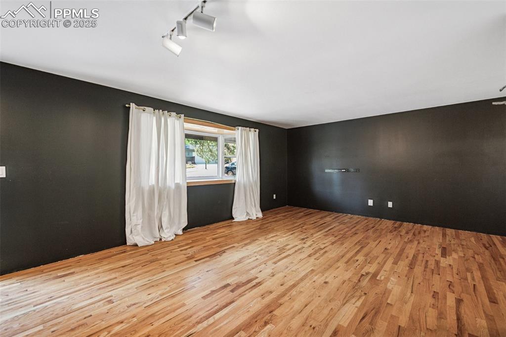 Image 6 of 31: Family Room