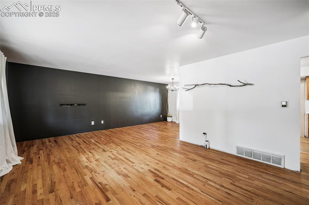 Image 7 of 31: Family Room