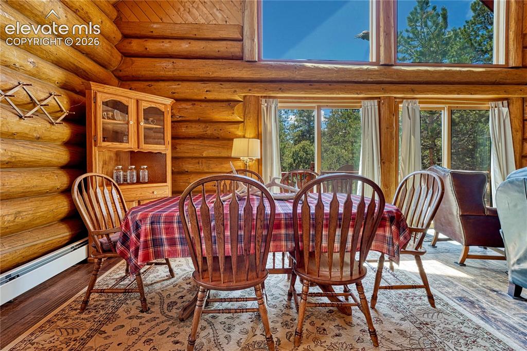 Image 22 of 48: Dining Area
