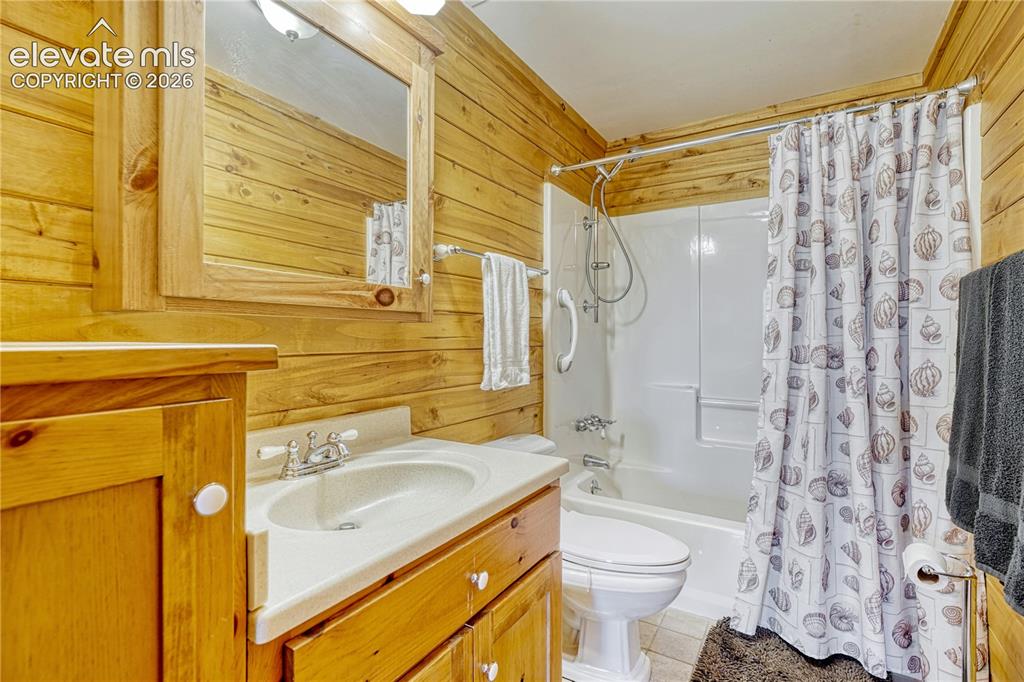 Image 28 of 48: Bathroom