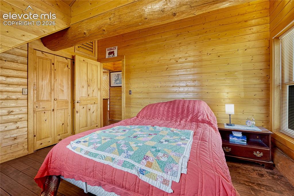 Image 31 of 48: Bedroom