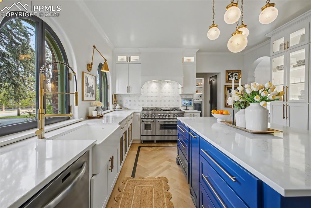 Image 14 of 49: Kitchen