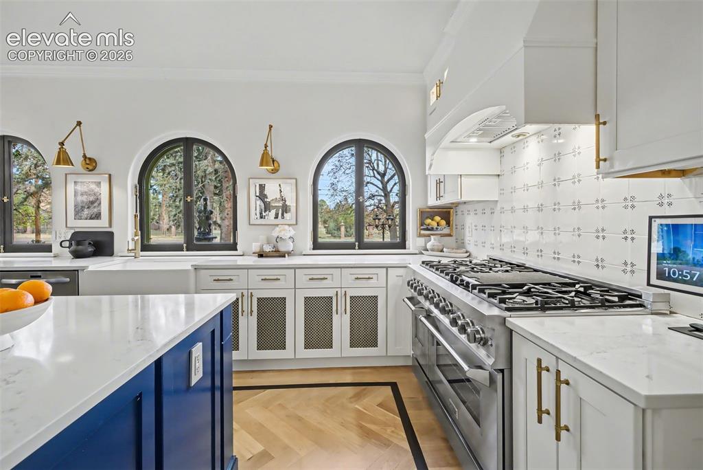 Image 17 of 50: Kitchen