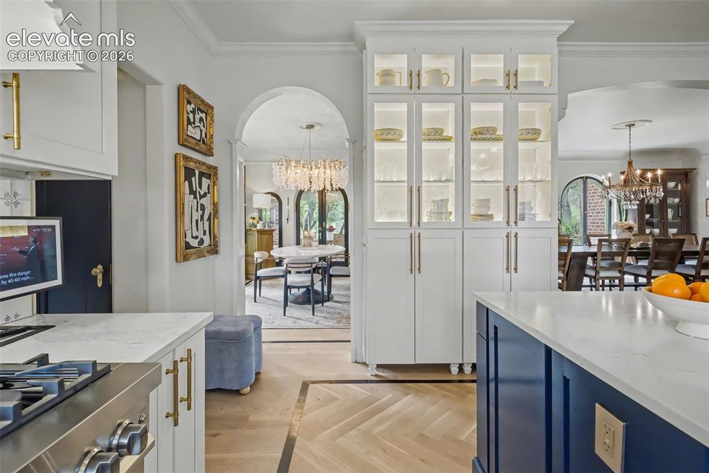 Image 19 of 50: Kitchen