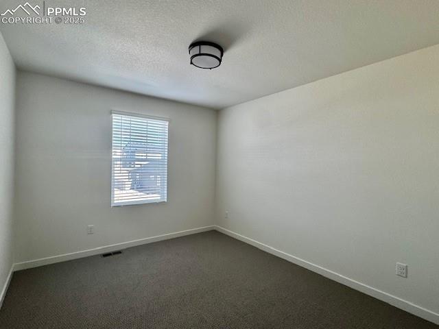 Image 15 of 16: Bedroom