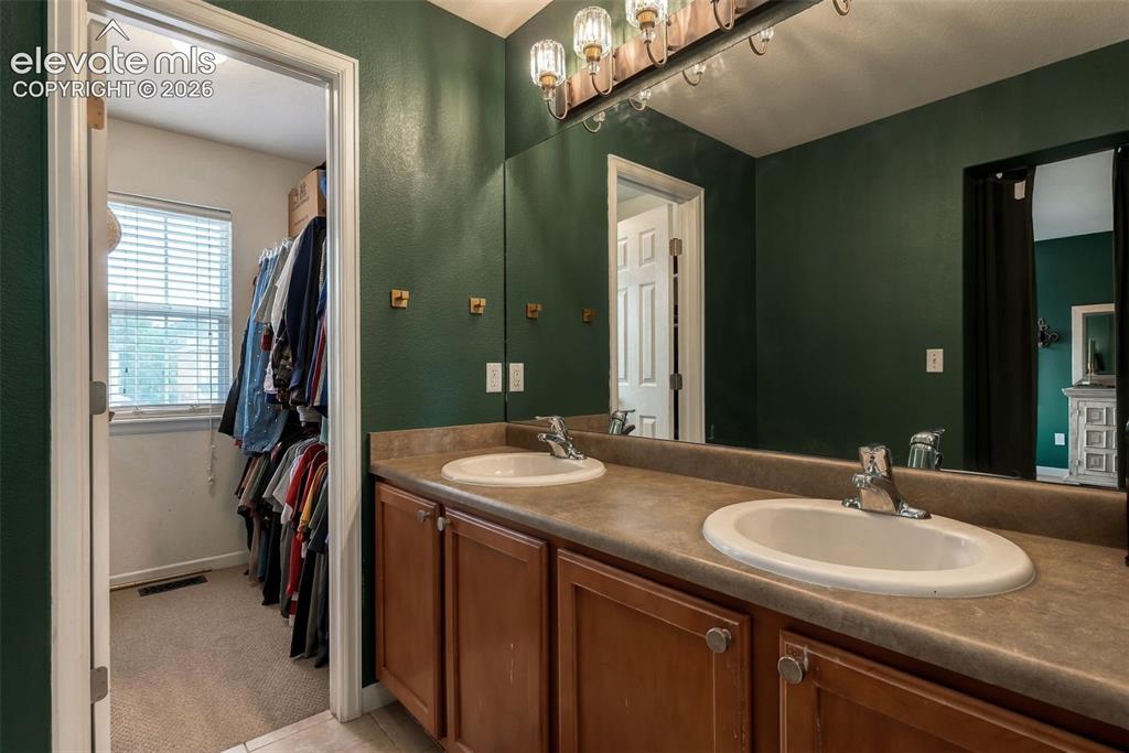 Image 19 of 35: Bathroom