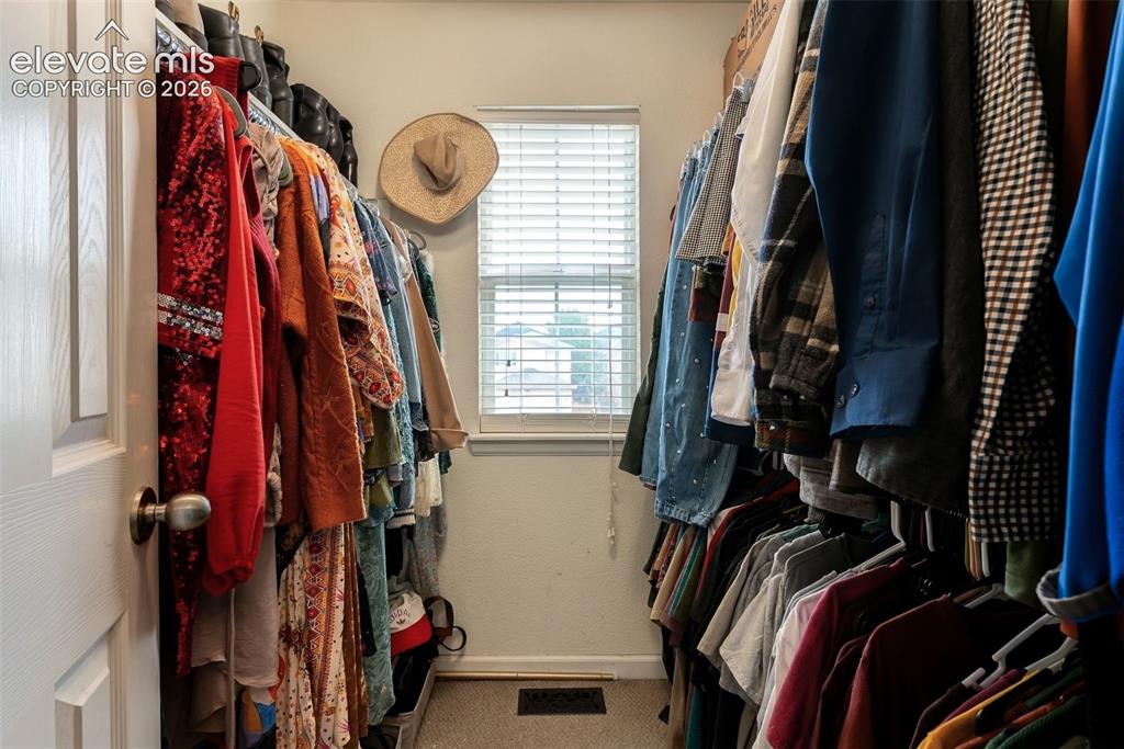 Image 21 of 35: Closet
