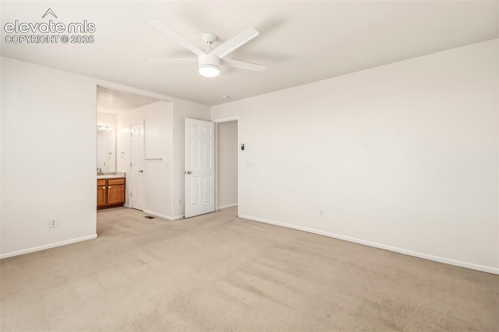 Image 16 of 23: Bedroom