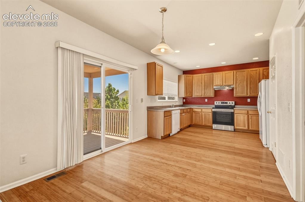 Image 8 of 23: Kitchen