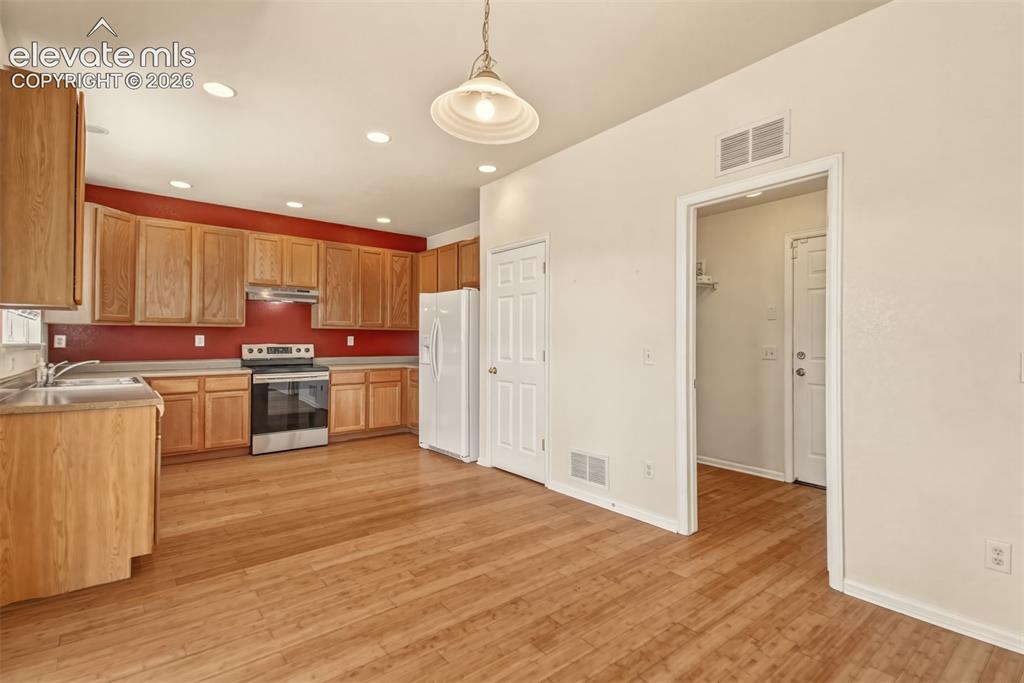 Image 9 of 23: Kitchen