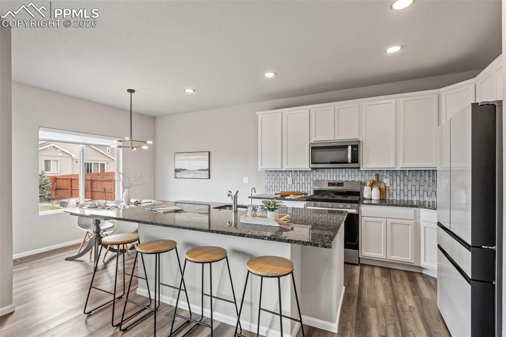 Image 10 of 50: Kitchen