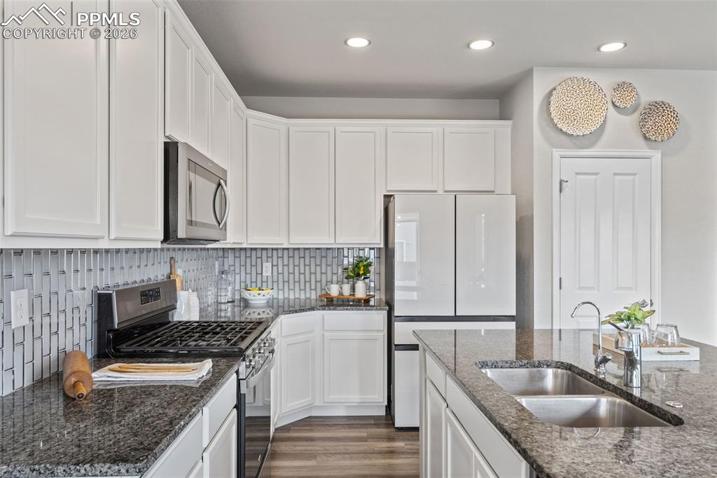 Image 12 of 50: Kitchen