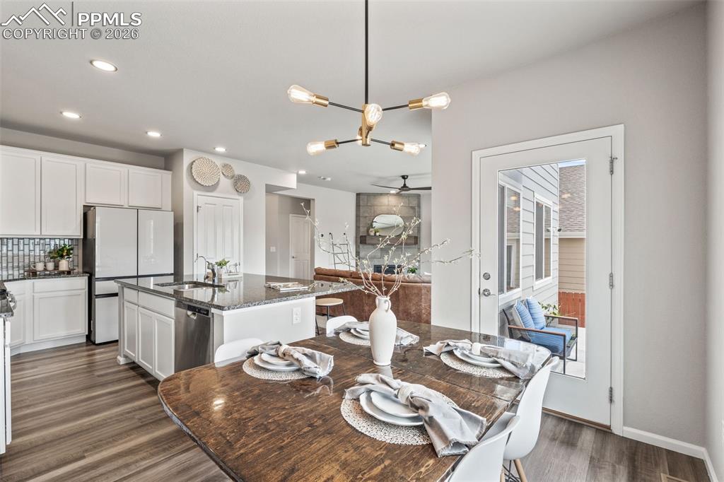 Image 15 of 50: Dining Area