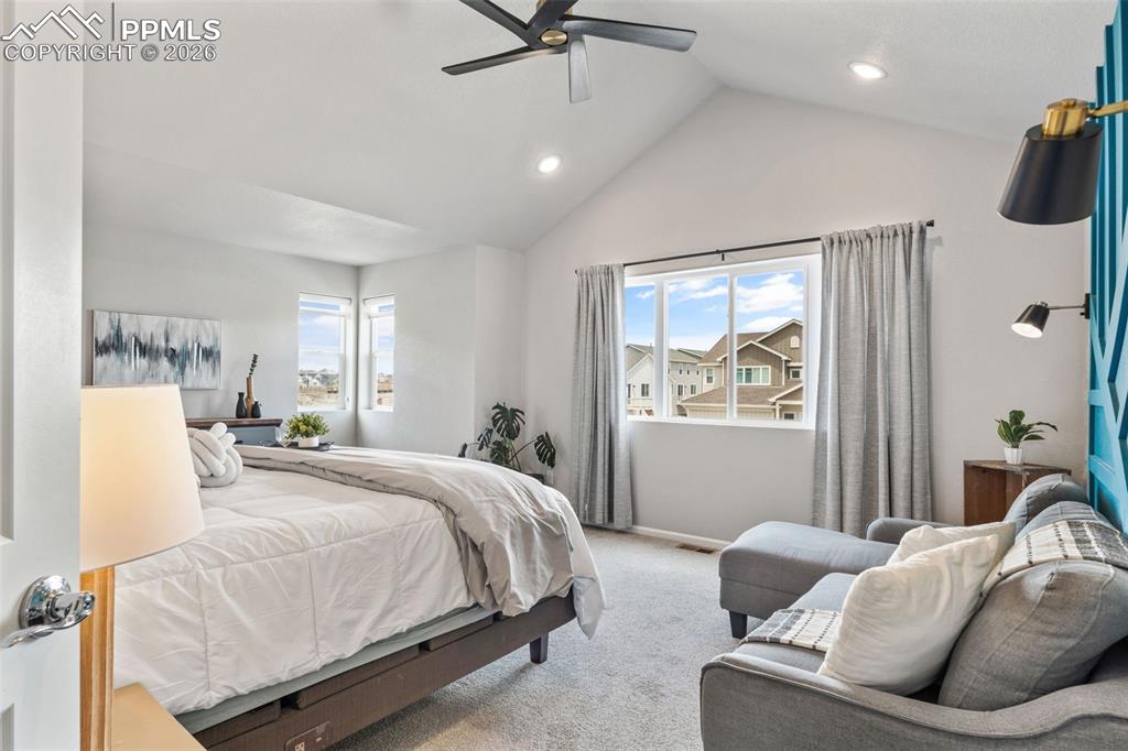 Image 19 of 50: Bedroom