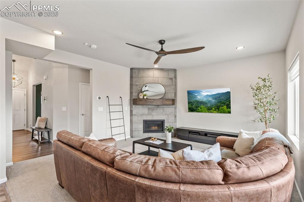 Image 8 of 50: Living Room