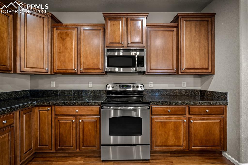 Image 15 of 48: Kitchen