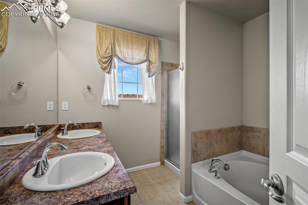 Image 28 of 48: Bathroom