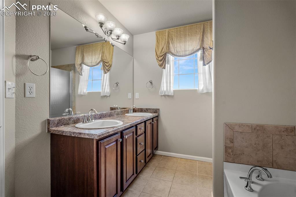 Image 29 of 48: Bathroom