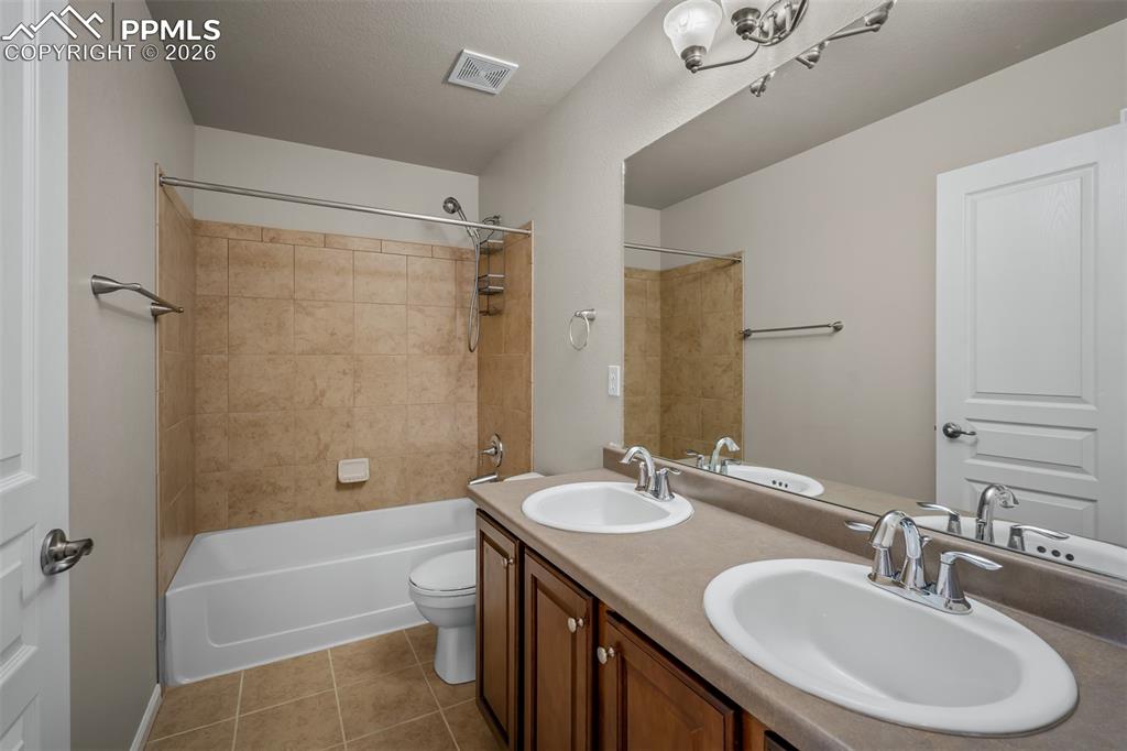 Image 35 of 48: Bathroom