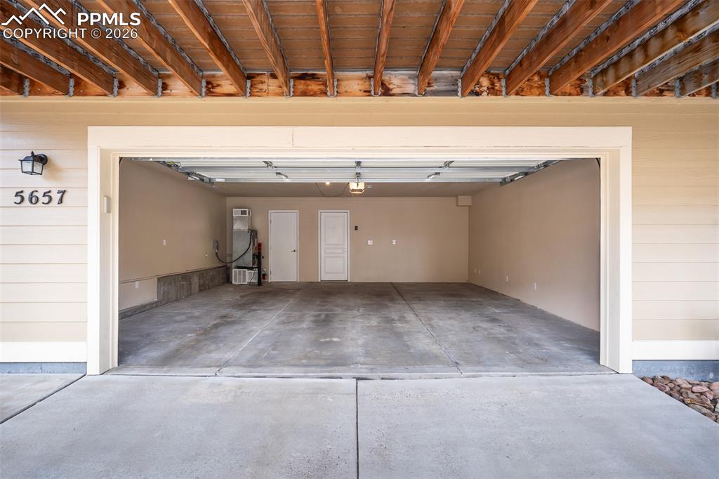 Image 40 of 48: Garage