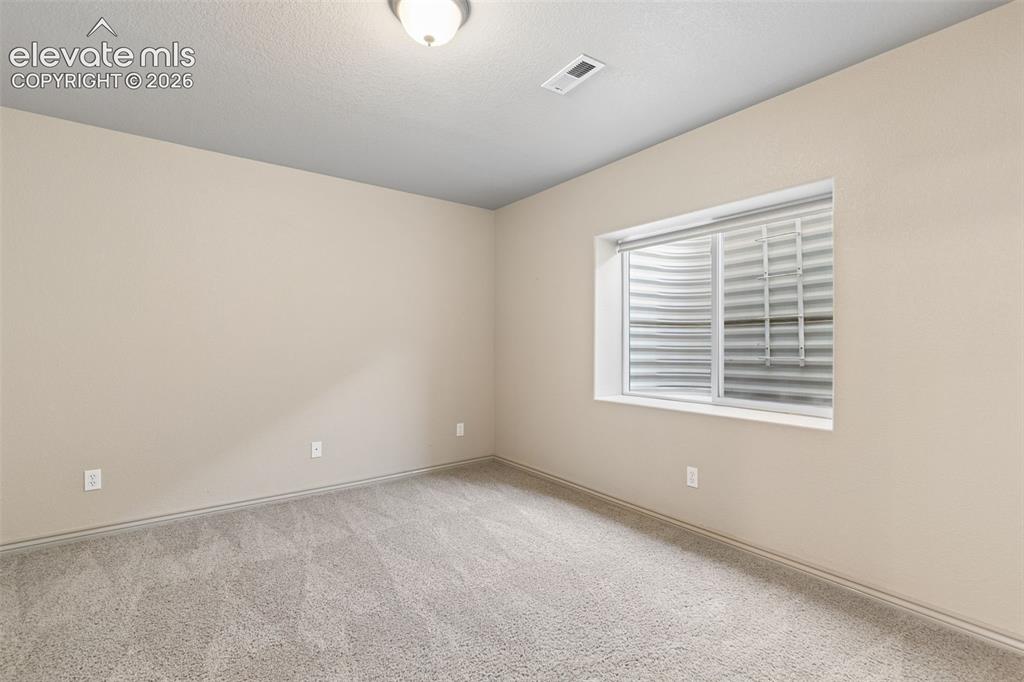 Image 28 of 29: Bedroom