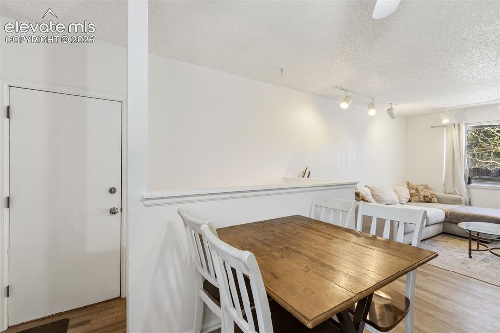 Image 10 of 33: Dining Area