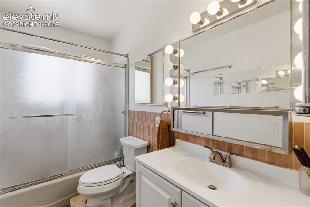 Image 12 of 33: Bathroom