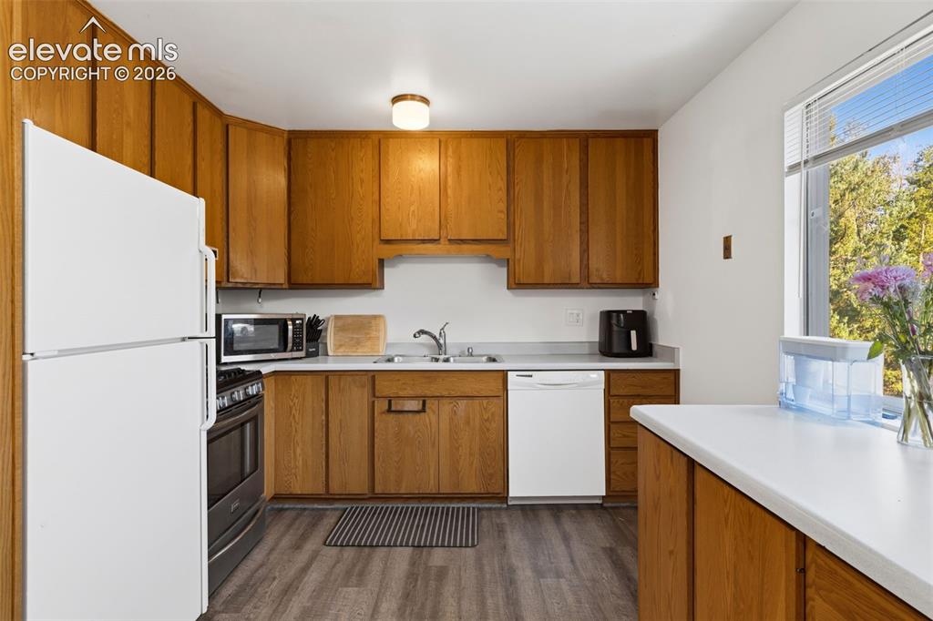 Image 8 of 33: Kitchen