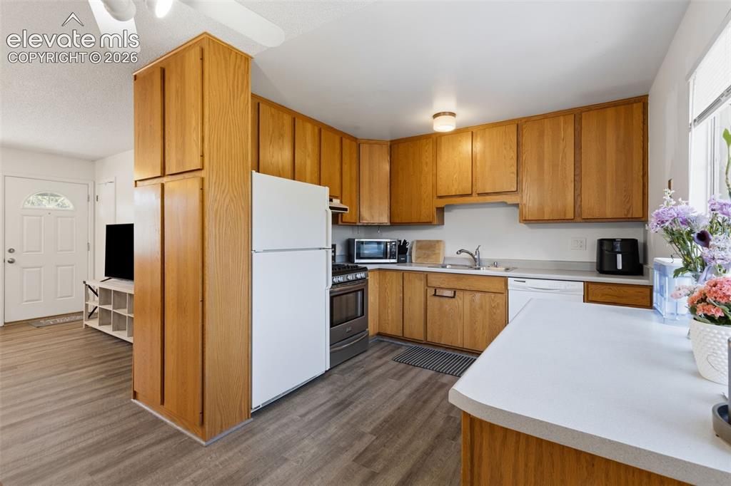 Image 9 of 33: Kitchen