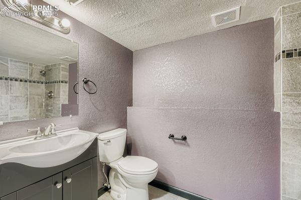 Image 16 of 23: Bathroom