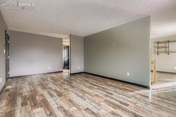 Image 4 of 23: Living Room