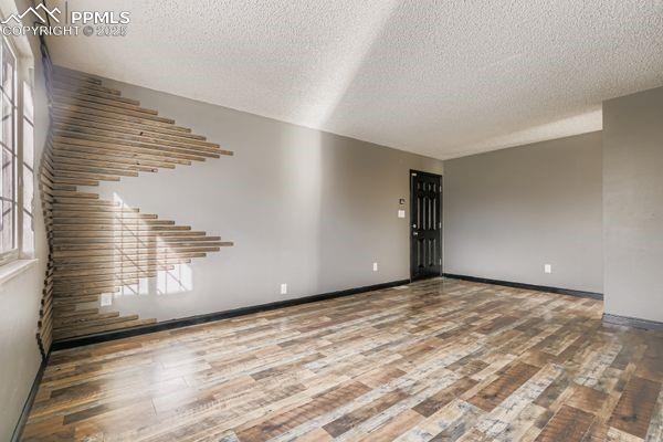 Image 6 of 23: Living Room