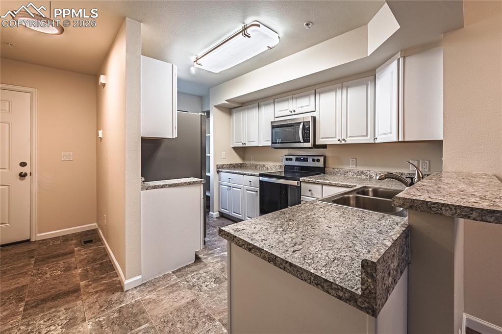 Image 4 of 35: Kitchen